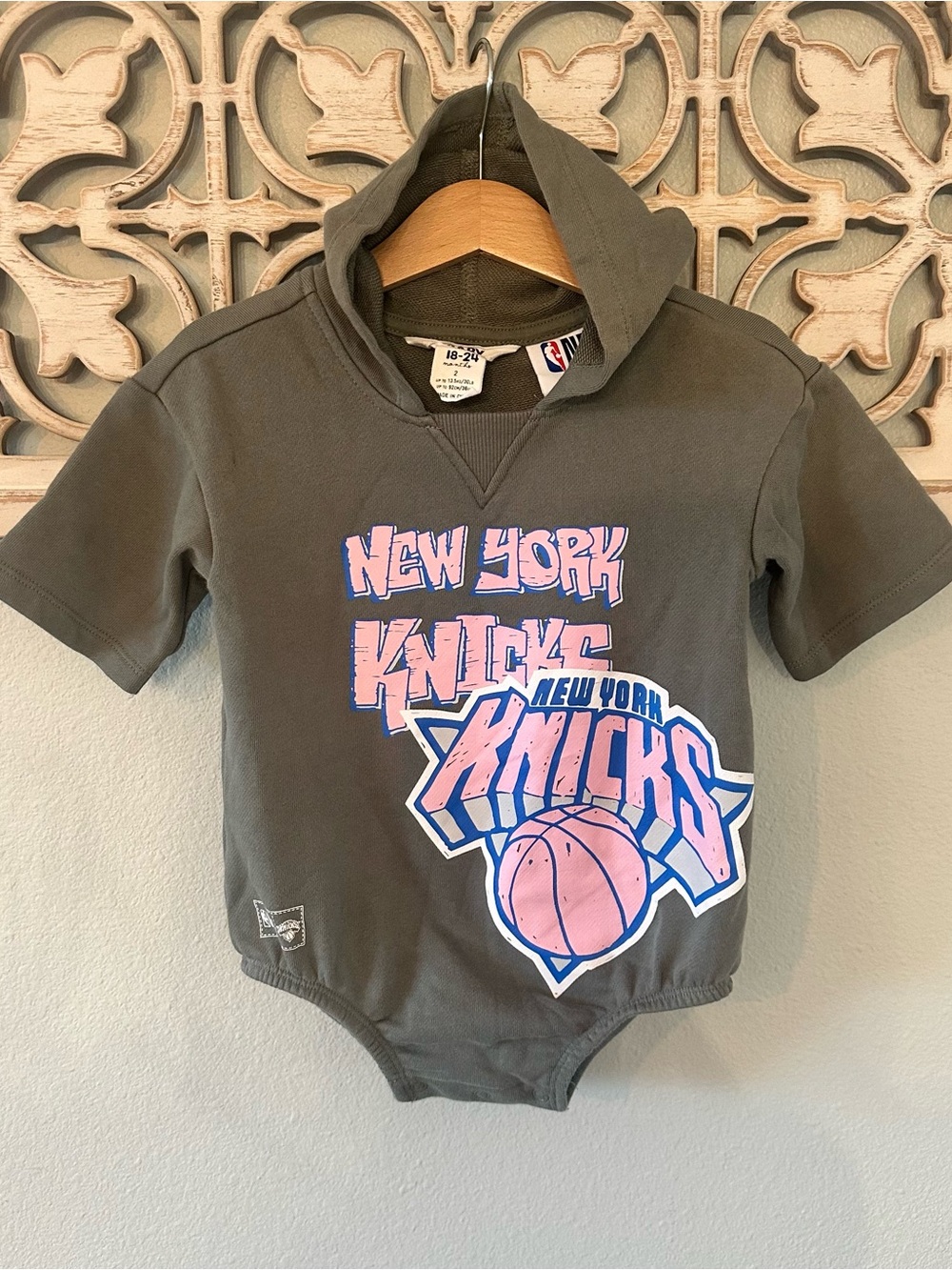 NEW YORK KNICKS X COTTON ON BABY GRAPHIC BUBBLE SZ 18/24 MO
